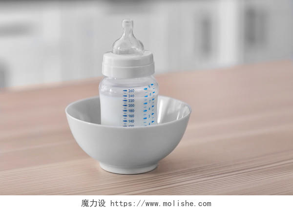 婴儿奶瓶在厨房桌子上的碗里